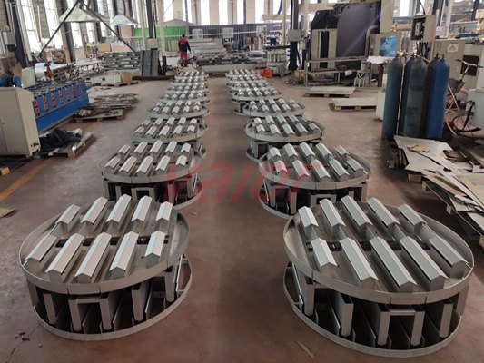 16 sets of liquid collector and re-distributor.