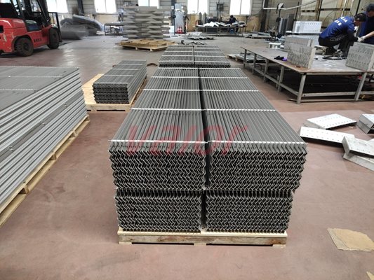 4 pieces of rectangular multi-pocket chevron demisters are packaged on one pallet.