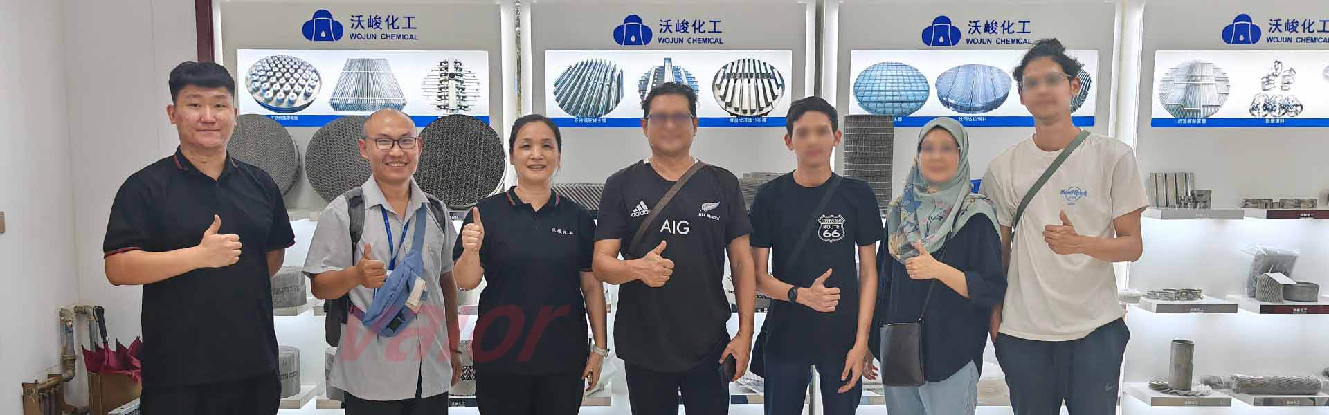 A customer and his family visited Wojun factory and showroom.